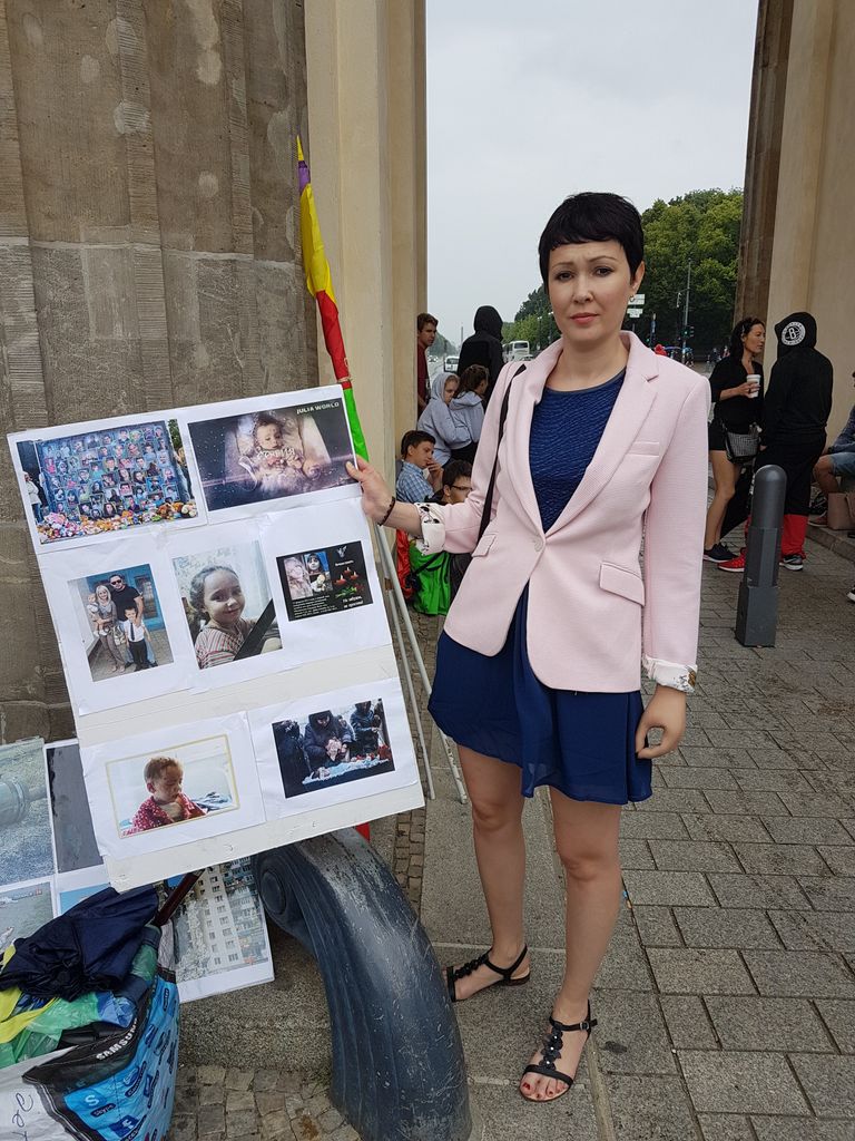 Медсестра Анна Тув у Бранденбургских ворот в Берлине хочет остановить обстрелы Донбасса Медсестра Анна Тув у Бранденбургских ворот в Берлине хочет остановить обстрелы Донбасса