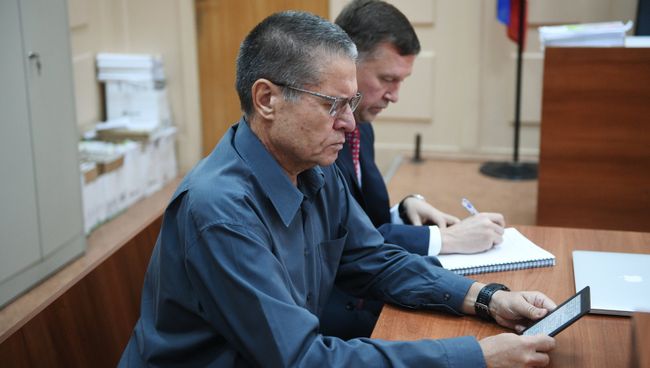 Бывший министр экономического развития РФ Алексей Улюкаев в зале Басманного суда города Москвы. 13 июля 2017 Бывший министр экономического развития РФ Алексей Улюкаев в зале Басманного суда города Москвы. 13 июля 2017