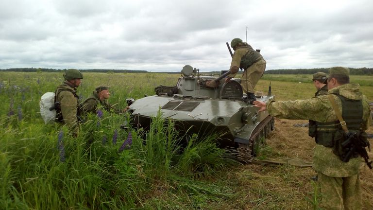 Подготовка десантированной БМД-2 к бою