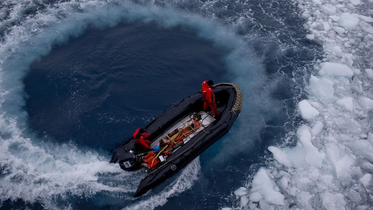 Офицеры военно-морских сил Чили приближаются к кораблю, чтобы вывезти ученых на научную станцию Бернардо О'Хиггинс, Антарктида Офицеры военно-морских сил Чили приближаются к кораблю, чтобы вывезти ученых на научную станцию Бернардо О'Хиггинс, Антарктида