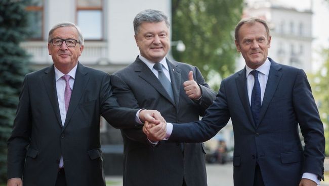Президент Украины Петр Порошенко, президент Еврокомиссии Жан-Клод Юнкер и президент Европейского совета Дональд Туск на саммите Украина-ЕС. 13 июля 2017 Президент Украины Петр Порошенко, президент Еврокомиссии Жан-Клод Юнкер и президент Европейского совета Дональд Туск на саммите Украина-ЕС. 13 июля 2017