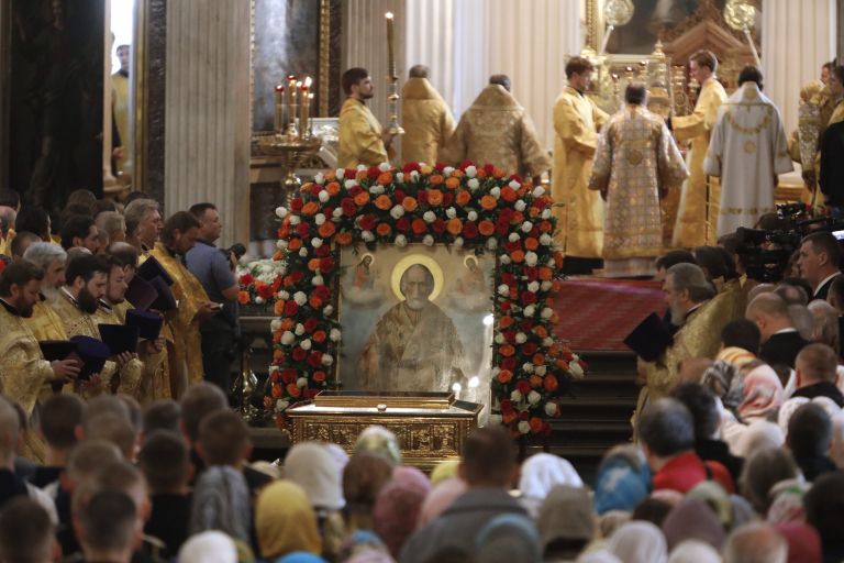 Богослужение в Свято-Троицком соборе Александро-Невской лавры, куда доставили ковчег с мощами святителя Николая Чудотворца Богослужение в Свято-Троицком соборе Александро-Невской лавры, куда доставили ковчег с мощами святителя Николая Чудотворца