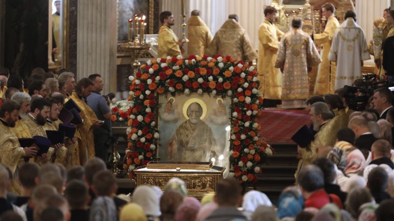 Богослужение в Свято-Троицком соборе Александро-Невской лавры, куда доставили ковчег с мощами святителя Николая Чудотворца Богослужение в Свято-Троицком соборе Александро-Невской лавры, куда доставили ковчег с мощами святителя Николая Чудотворца