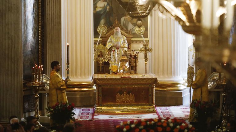 Митрополит Санкт-Петербургский и Ладожский Варсонофий во время богослужения в Свято-Троицком соборе Александро-Невской лавры, куда доставили ковчег с мощами святителя Николая Чудотворца Митрополит Санкт-Петербургский и Ладожский Варсонофий во время богослужения в Свято-Троицком соборе Александро-Невской лавры, куда доставили ковчег с мощами святителя Николая Чудотворца