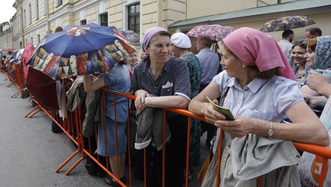 Верующие стоят в очереди к мощам святителя Николая Чудотворца у Свято-Троицкого собора Александро-Невской лавры Верующие стоят в очереди к мощам святителя Николая Чудотворца у Свято-Троицкого собора Александро-Невской лавры