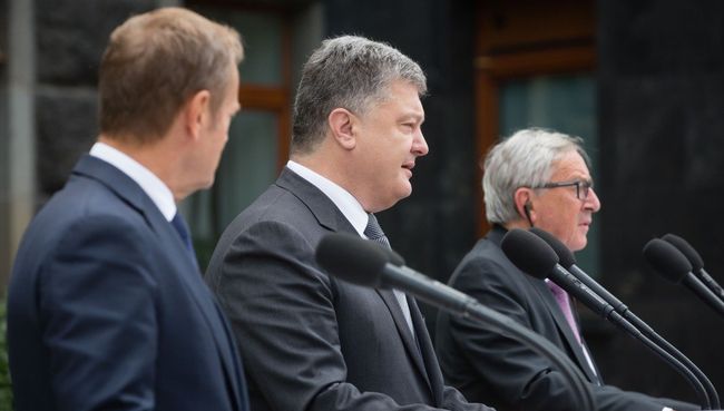 Президент Украины Петр Порошенко, президент Еврокомиссии Жан-Клод Юнкер и президент Европейского совета Дональд Туск на брифинге после саммита Украина-ЕС. 13 июля 2017 Президент Украины Петр Порошенко, президент Еврокомиссии Жан-Клод Юнкер и президент Европейского совета Дональд Туск на брифинге после саммита Украина-ЕС. 13 июля 2017