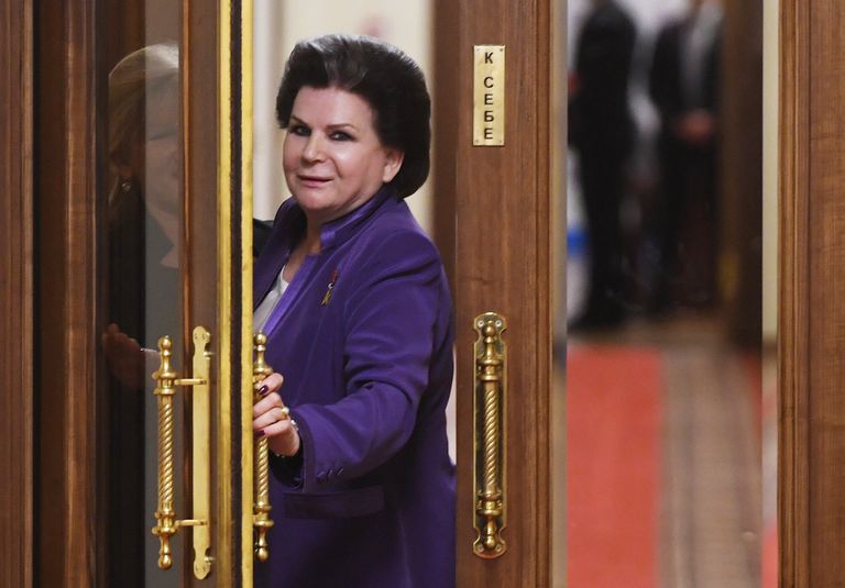 Депутат Государственной Думы РФ Валентина Терешкова перед началом первого заседания Государственной Думы РФ нового созыва Депутат Государственной Думы РФ Валентина Терешкова перед началом первого заседания Государственной Думы РФ нового созыва