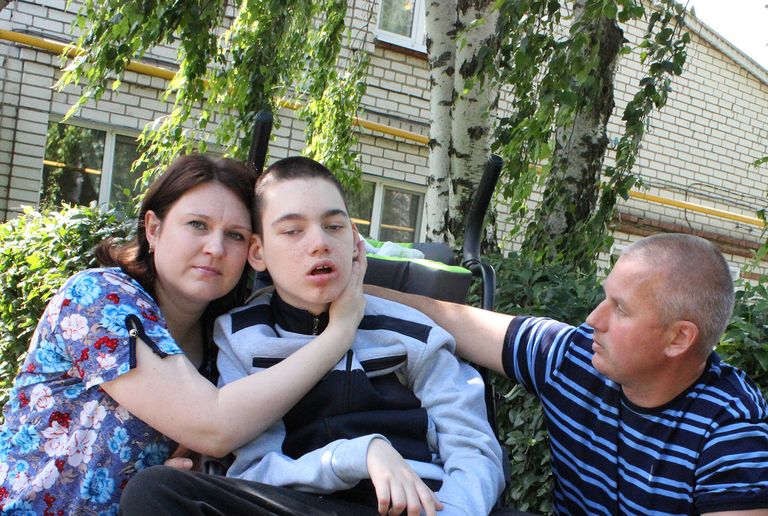 К семи годам Сережа совсем перестал говорить и ходить, сам не может одеться, раздеться К семи годам Сережа совсем перестал говорить и ходить, сам не может одеться, раздеться
