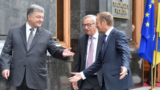 Президент Украины Петр Порошенко, президент Еврокомиссии Жан-Клод Юнкер и президент Европейского совета Дональд Туск после саммита Украина-ЕС. 13 июля 2017 Президент Украины Петр Порошенко, президент Еврокомиссии Жан-Клод Юнкер и президент Европейского совета Дональд Туск после саммита Украина-ЕС. 13 июля 2017