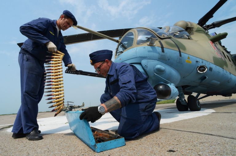 Авиационные техники готовят вертолет Ми-35 к вылету во время учений Авиационные техники готовят вертолет Ми-35 к вылету во время учений