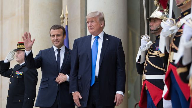 Дональд Трамп и Эммануэль Макрон во время встречи в Париже. Архивное фото Дональд Трамп и Эммануэль Макрон во время встречи в Париже. Архивное фото