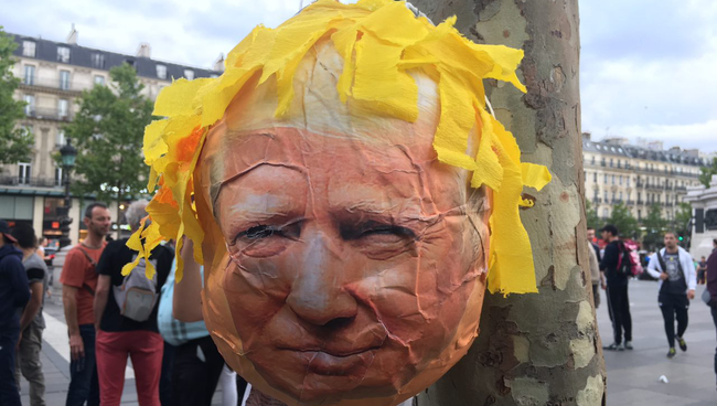 Протесты против Трампа в Париже Протесты против Трампа в Париже