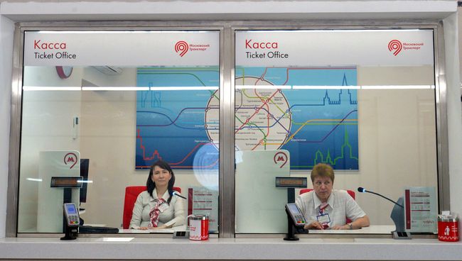 Кассы в вестибюле одной из станций метро в Москве. Архивное фото Кассы в вестибюле одной из станций метро в Москве. Архивное фото