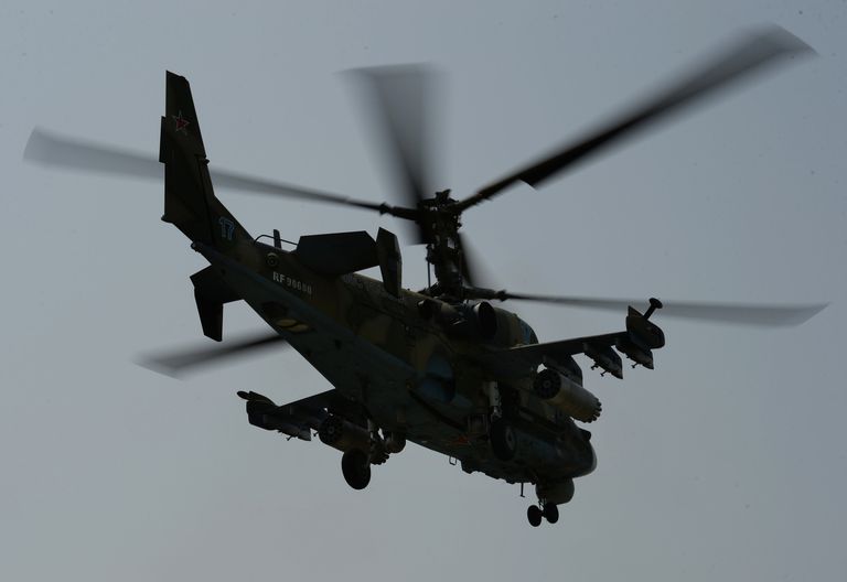 Вертолет Ка-52 Аллигатор во время учений отдельного вертолетного полка на аэродроме Черниговка в Приморском крае Вертолет Ка-52 Аллигатор во время учений отдельного вертолетного полка на аэродроме Черниговка в Приморском крае