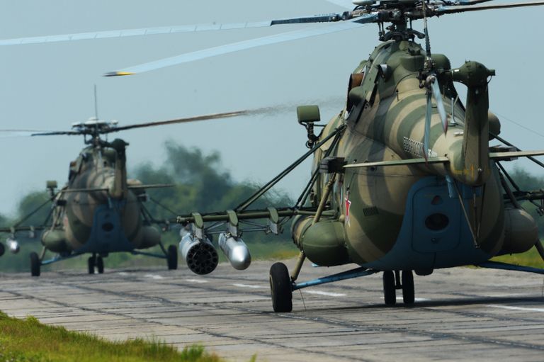 Вертолеты Ми-8 АМТШ во время учений отдельного вертолетного полка на аэродроме Черниговка в Приморском крае Вертолеты Ми-8 АМТШ во время учений отдельного вертолетного полка на аэродроме Черниговка в Приморском крае
