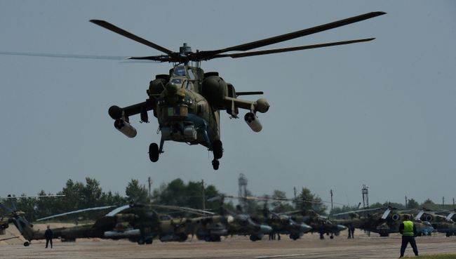 Вертолет Ми-28 во время учений отдельного вертолетного полка на аэродроме Черниговка в Приморском крае