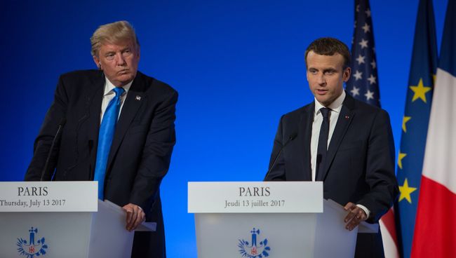 Президент США Дональд Трамп и президент Франции Эммануэль Макрон на совместной пресс-конференции в Париже. 13 июля 2017 Президент США Дональд Трамп и президент Франции Эммануэль Макрон на совместной пресс-конференции в Париже. 13 июля 2017