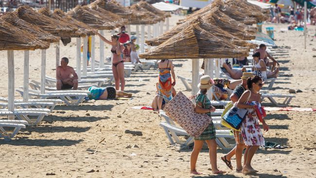 Отдыхающие на пляже в поселке Лермонтово Отдыхающие на пляже в поселке Лермонтово