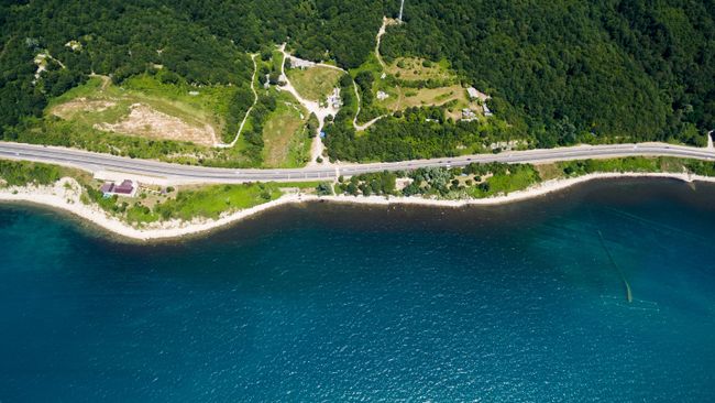 Дорога на черноморском побережье Краснодарского края в окрестностях поселка Лермонтово