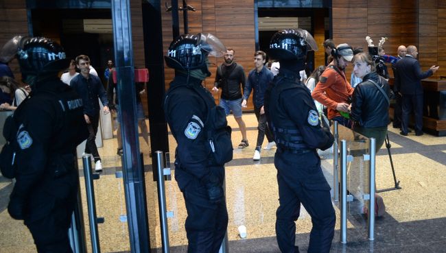 Сотрудники правоохранительных органов в здании торгового центра Гулливер в Киеве, где в офисах украинского медиа-холдинга Вести украинские спецслужбы проводят обыски. 14 июля 2017 Сотрудники правоохранительных органов в здании торгового центра Гулливер в Киеве, где в офисах украинского медиа-холдинга Вести украинские спецслужбы проводят обыски. 14 июля 2017