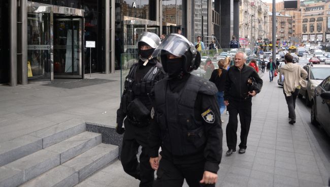 Сотрудники правоохранительных органов у торгового центра Гулливер в Киеве, где в офисах украинского медиа-холдинга Вести украинские спецслужбы проводят обыски. 14 июля 2017 Сотрудники правоохранительных органов у торгового центра Гулливер в Киеве, где в офисах украинского медиа-холдинга Вести украинские спецслужбы проводят обыски. 14 июля 2017