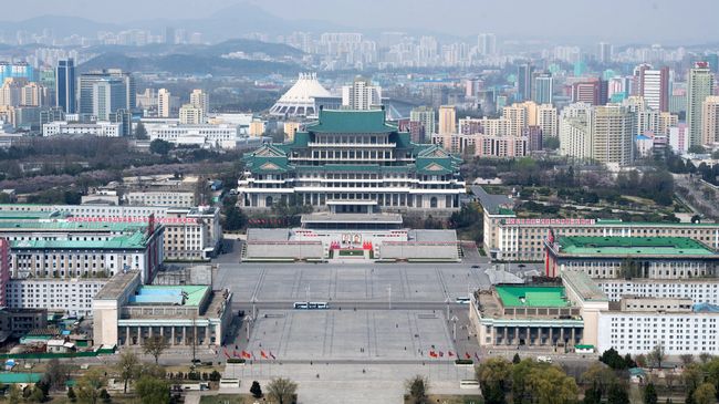 Вид на площадь Ким Ир Сена и Центральную библиотеку Пхеньяна со смотровой площадки монумента идей Чучхе. Архивное фото Вид на площадь Ким Ир Сена и Центральную библиотеку Пхеньяна со смотровой площадки монумента идей Чучхе. Архивное фото
