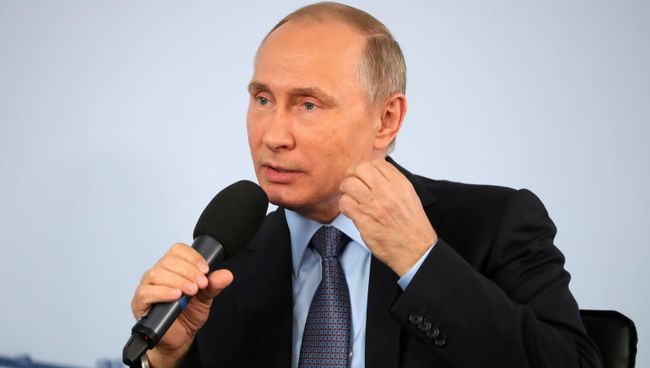 Президент РФ Владимир Путин во время встречи с работниками АО Лебединский горно-обогатительный комбинат (компании Металлоинвест) в Белгородской области. 14 июля 2017 Президент РФ Владимир Путин во время встречи с работниками АО Лебединский горно-обогатительный комбинат (компании Металлоинвест) в Белгородской области. 14 июля 2017