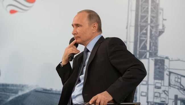 Президент РФ Владимир Путин во время встречи с работниками АО Лебединский горно-обогатительный комбинат в Белгородской области. 14 июля 2017 Президент РФ Владимир Путин во время встречи с работниками АО Лебединский горно-обогатительный комбинат в Белгородской области. 14 июля 2017