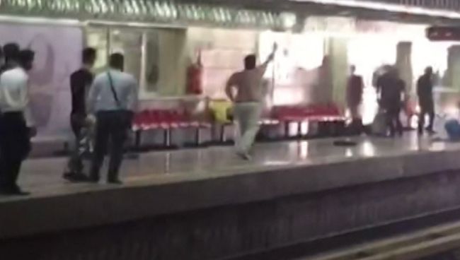 Мужчина с ножом ранил пять человек в метро Тегерана. Кадры очевидцев Мужчина с ножом ранил пять человек в метро Тегерана. Кадры очевидцев