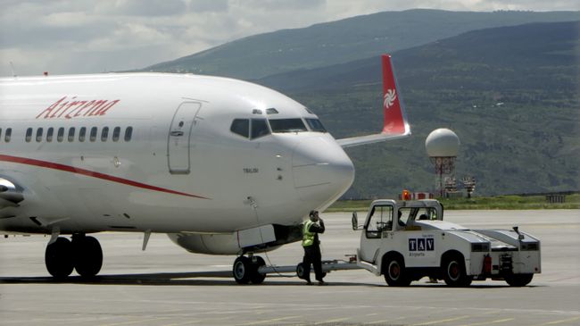 Самолет грузинской частной авиакомпании Airzena - Georgian Airways Самолет грузинской частной авиакомпании Airzena - Georgian Airways