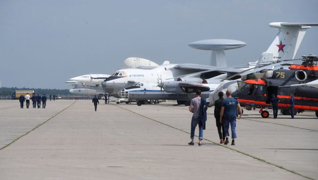 Самолеты на полигоне во время подготовки к открытию Международного авиационно-космического салона МАКС-2017 в Жуковском. Архивное фото Самолеты на полигоне во время подготовки к открытию Международного авиационно-космического салона МАКС-2017 в Жуковском. Архивное фото