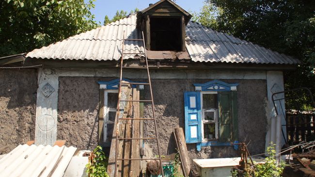 Дом в поселке Михайловке в ЛНР. Архивное фото Дом в поселке Михайловке в ЛНР. Архивное фото