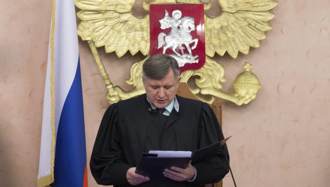 Судья Верховного суда России Юрий Иваненко читает решение в зале суда о запрете Свидетелям Иеговым работать в стране. Архивное фото Судья Верховного суда России Юрий Иваненко читает решение в зале суда о запрете Свидетелям Иеговым работать в стране. Архивное фото