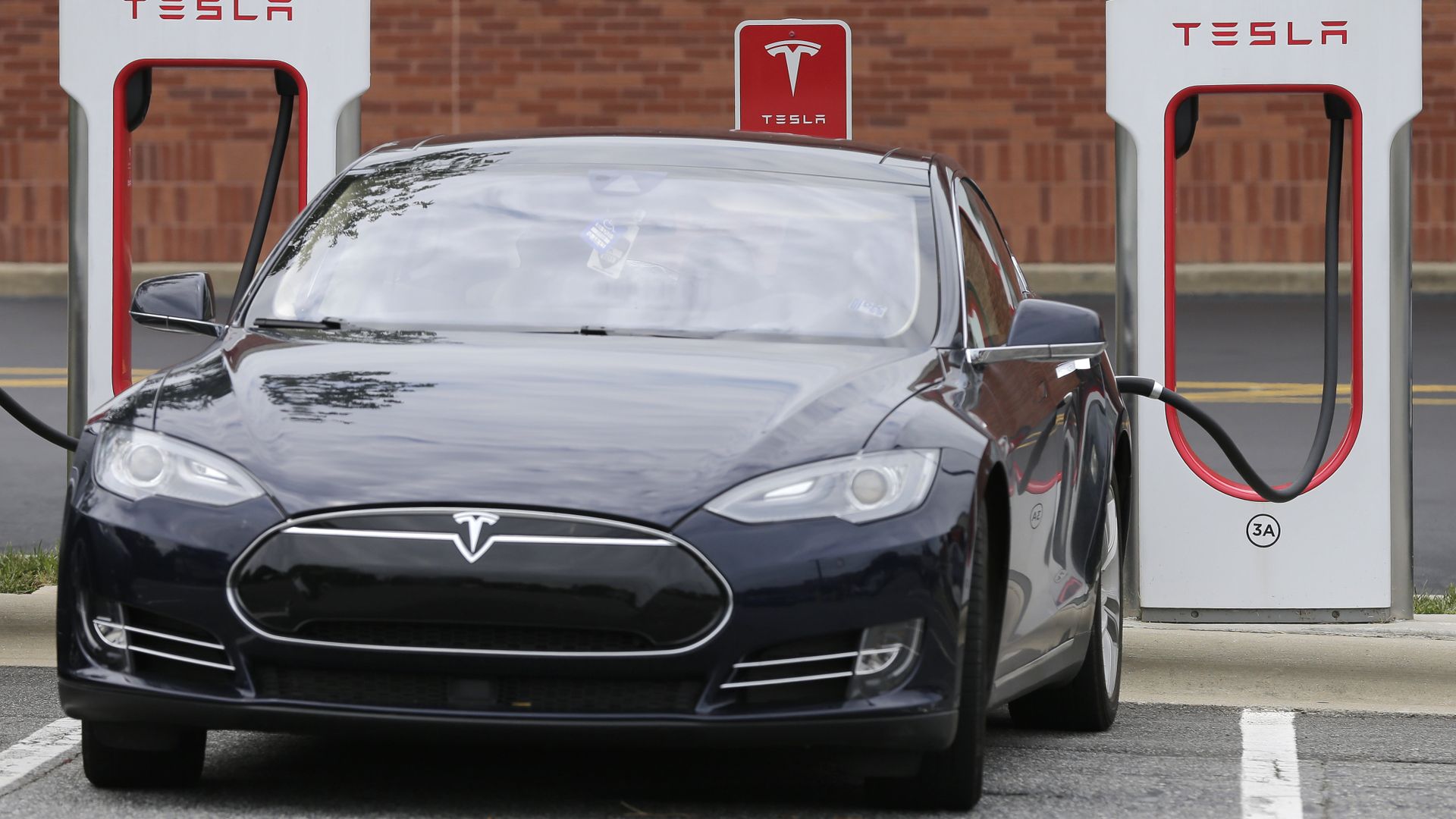 Автомобиль Tesla во время зарядки Автомобиль Tesla во время зарядки - РИА Новости, 1920, 11.04.2025