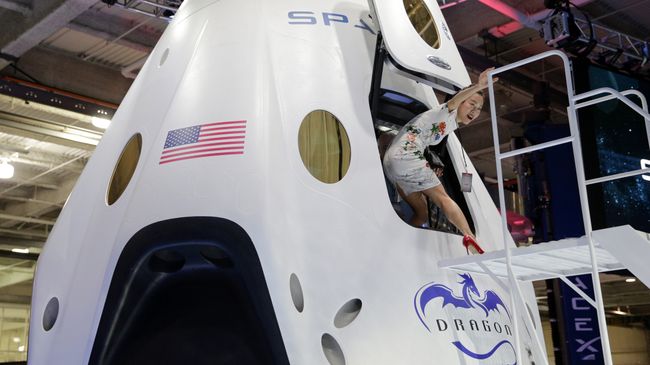Кабина космического корабля SpaceX Dragon V2 в штаб-квартире SpaceX в Хоторне, штат Калифорния Кабина космического корабля SpaceX Dragon V2 в штаб-квартире SpaceX в Хоторне, штат Калифорния
