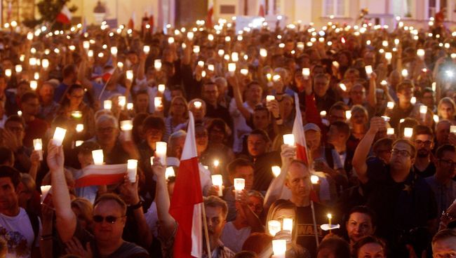 Протестующих держат свечи перед Верховным судом во время протеста в Варшаве. 16 июля 2017 Протестующих держат свечи перед Верховным судом во время протеста в Варшаве. 16 июля 2017