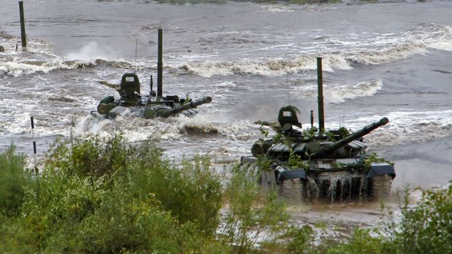 Форсирование реки танками Т-72 с оборудованием для подводного вождения танка во время тактического бригадного учения Форсирование реки танками Т-72 с оборудованием для подводного вождения танка во время тактического бригадного учения
