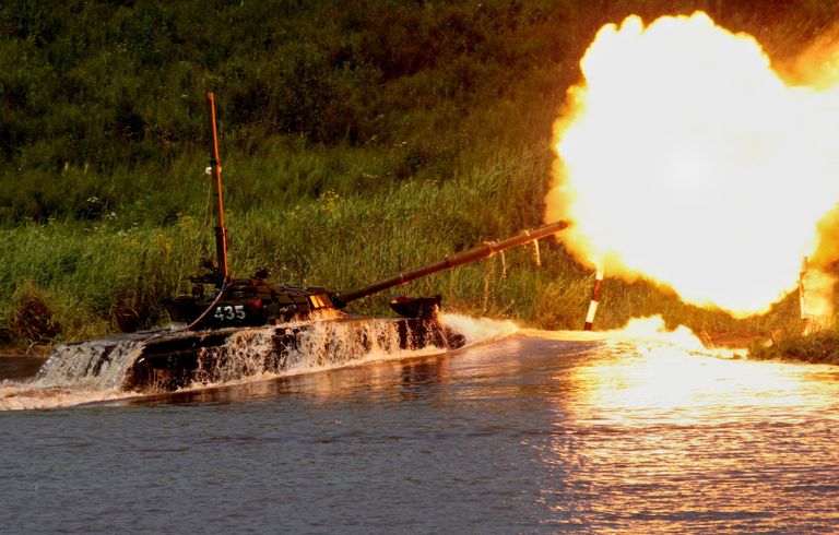 Танк Т-72 преодолевает водную преграду по дну водоема в рамках тактических учений подразделений 5-й общевойсковой армии ВВО