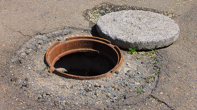 Открытый люк. Архивное фото