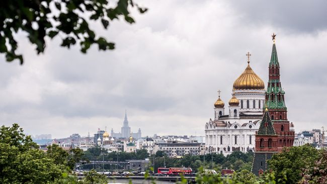 Вид на Кремль и храм Христа Спасителя в Москве. Архивное фото Вид на Кремль и храм Христа Спасителя в Москве. Архивное фото