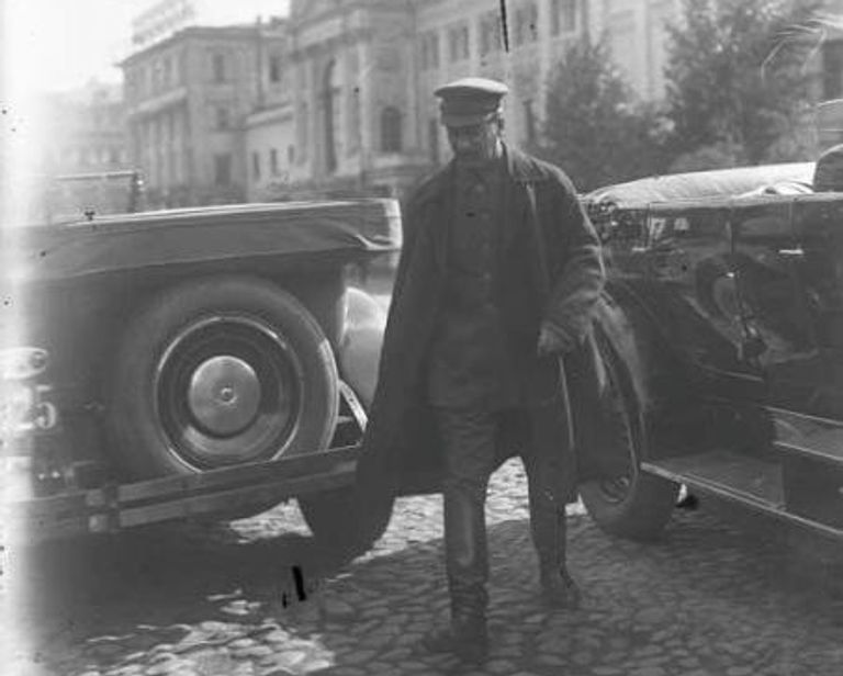 Иосиф Сталин – делегат V съезда Советов у Большого театра. 1918 год Иосиф Сталин – делегат V съезда Советов у Большого театра. 1918 год