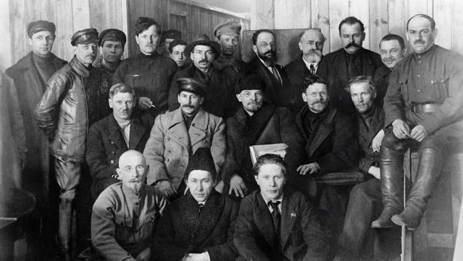 Иосиф Виссарионович Сталин, Владимир Ильич Ленин и Михаил Иванович Калинин среди делегатов VIII съезда РКП (б)