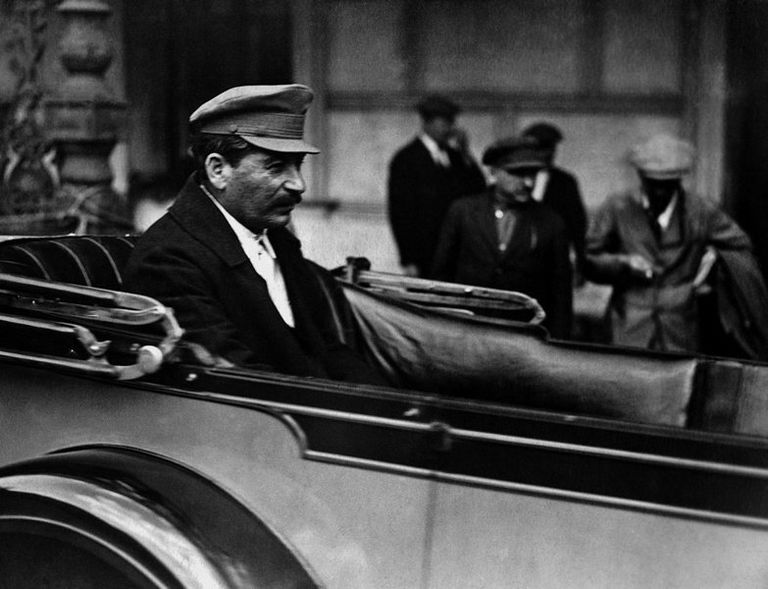 Сталин в автомобиле у Большого театра. 1926 год Сталин в автомобиле у Большого театра. 1926 год