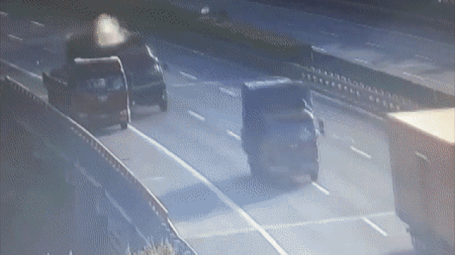 Взрыв грузовика в Китае gif Взрыв грузовика в Китае gif
