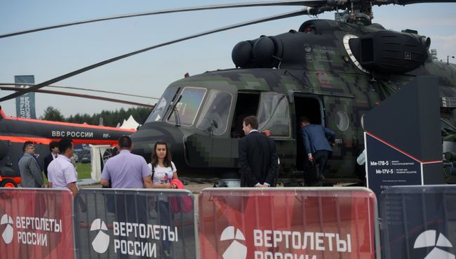 Военно-транспортный вертолет МИ-17 на Международном авиационно-космическом салоне МАКС-2017 в Жуковском. 18 июля 2017 Военно-транспортный вертолет МИ-17 на Международном авиационно-космическом салоне МАКС-2017 в Жуковском. 18 июля 2017