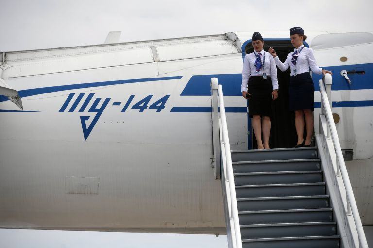 Стюардессы на трапе у сверхзвукового пассажирского самолета Ту-144 на Международном авиационно-космическом салоне МАКС-2017 в Жуковском. 18 июля 2017 Стюардессы на трапе у сверхзвукового пассажирского самолета Ту-144 на Международном авиационно-космическом салоне МАКС-2017 в Жуковском. 18 июля 2017