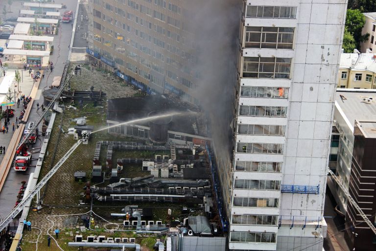 Сотрудники противопожарной службы на тушении возгорания в высотном здании на улице Новый Арбат в Москве Сотрудники противопожарной службы на тушении возгорания в высотном здании на улице Новый Арбат в Москве