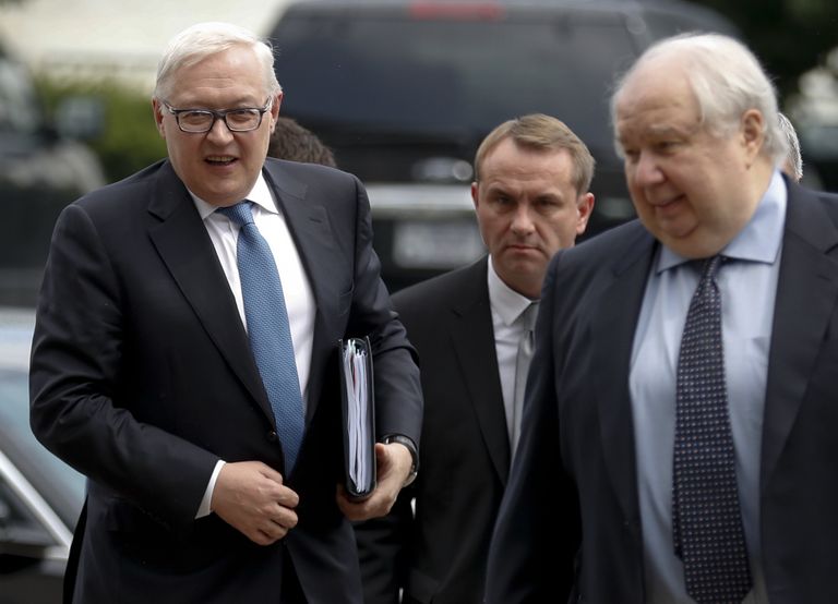 Замминистра иностранных дел РФ Сергей Рябков и посол РФ в США Сергей Кисляк перед встречей с заместителем госсекретаря США Томасом Шенноном в Вашингтоне. 17 июля 2017 Замминистра иностранных дел РФ Сергей Рябков и посол РФ в США Сергей Кисляк перед встречей с заместителем госсекретаря США Томасом Шенноном в Вашингтоне. 17 июля 2017