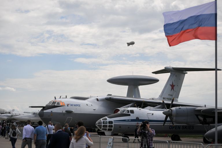 Самолет воздушного наблюдения и аэрофотосъёмки Ан-30 и самолет дальнего радиолокационного обнаружения и управления А -50У представленные на МАКС-2017 Самолет воздушного наблюдения и аэрофотосъёмки Ан-30 и самолет дальнего радиолокационного обнаружения и управления А -50У представленные на МАКС-2017