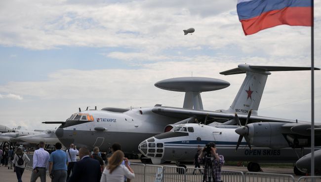 Самолет воздушного наблюдения и аэрофотосъёмки Ан-30 и самолет дальнего радиолокационного обнаружения и управления А -50У представленные на МАКС-2017 Самолет воздушного наблюдения и аэрофотосъёмки Ан-30 и самолет дальнего радиолокационного обнаружения и управления А -50У представленные на МАКС-2017
